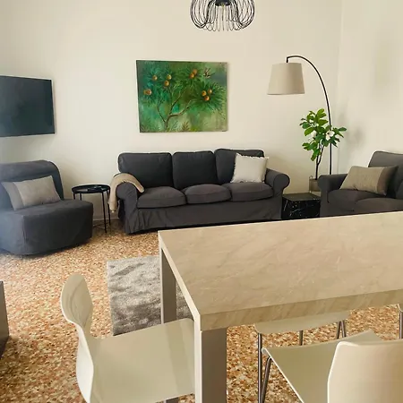 Luxury On The Lake Apartment